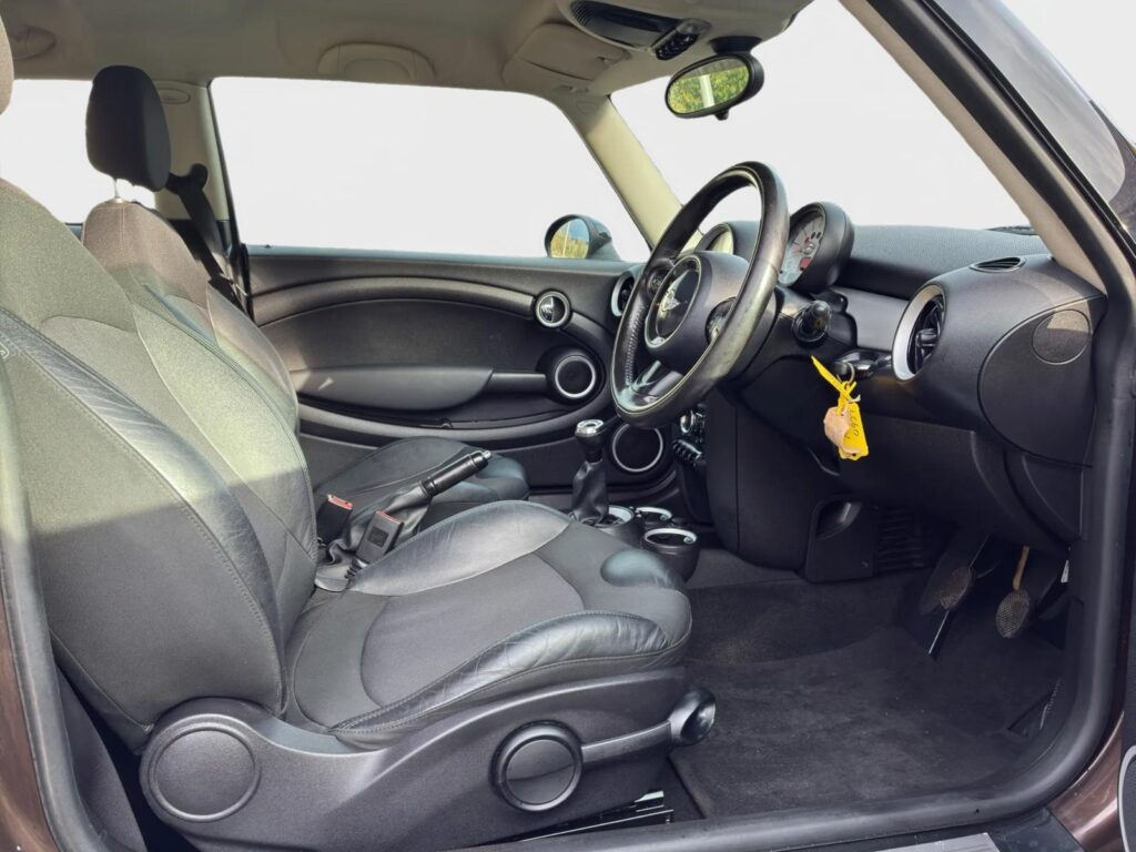 Mini Hatchback 1.6L 2010